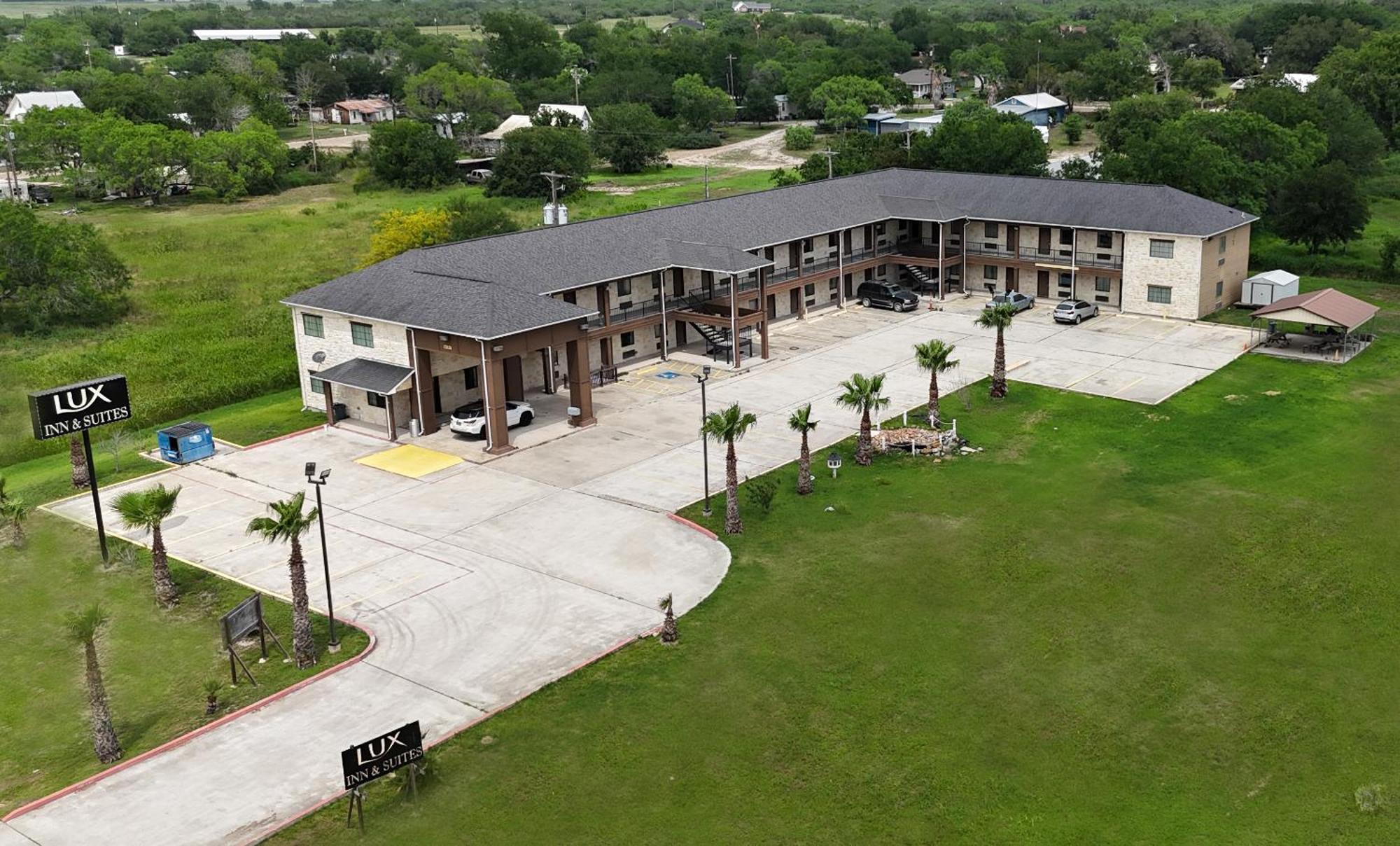 Lux Inn And Suites Three Rivers Экстерьер фото