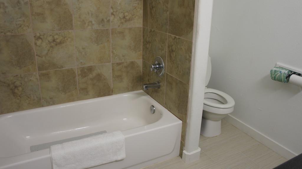 Lux Inn And Suites Three Rivers Экстерьер фото