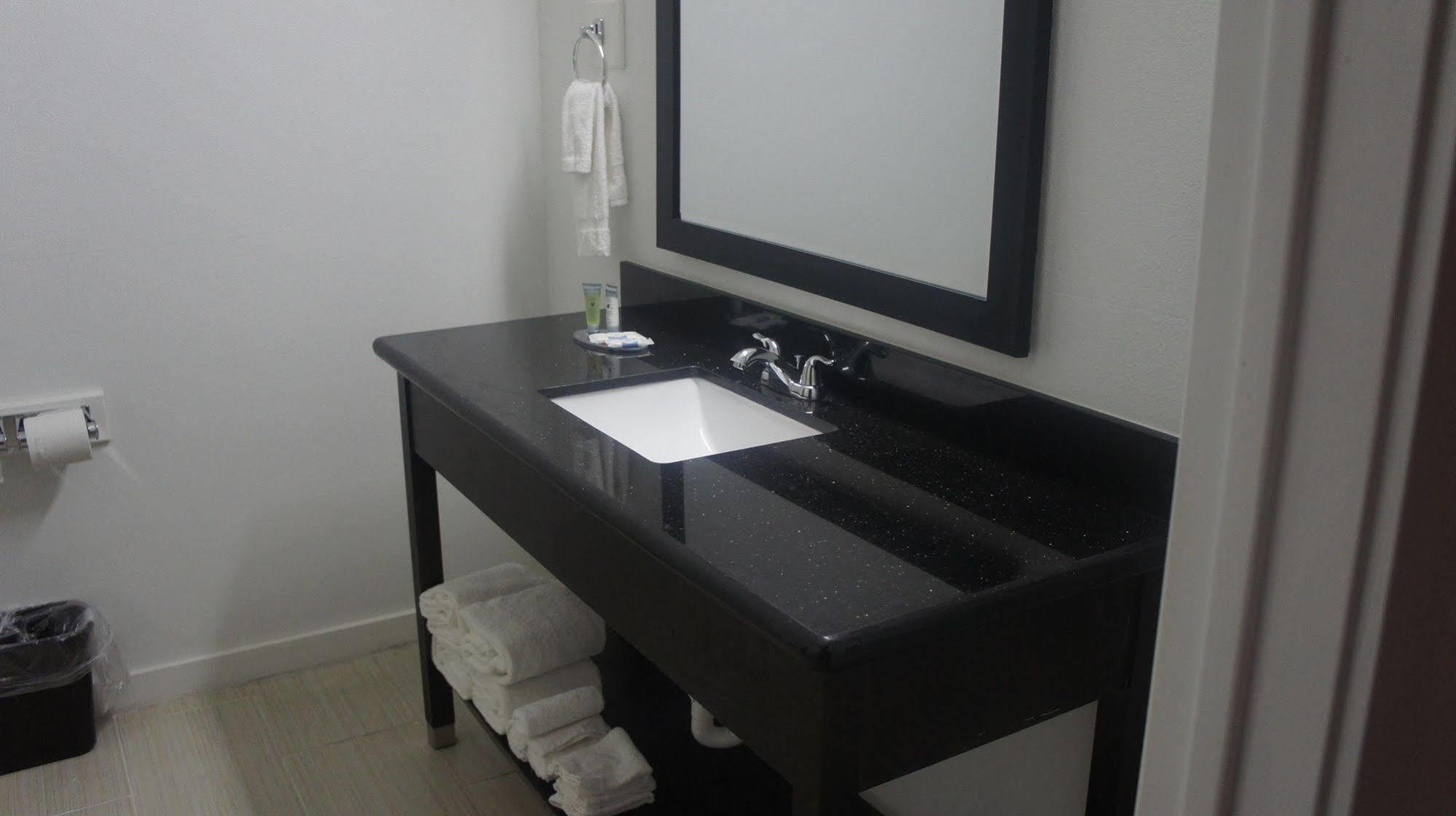 Lux Inn And Suites Three Rivers Экстерьер фото