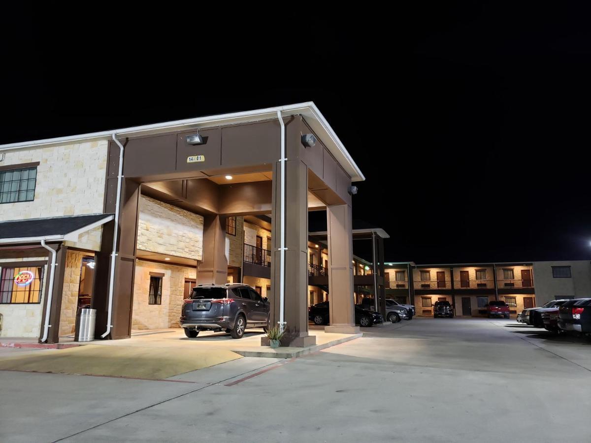 Lux Inn And Suites Three Rivers Экстерьер фото
